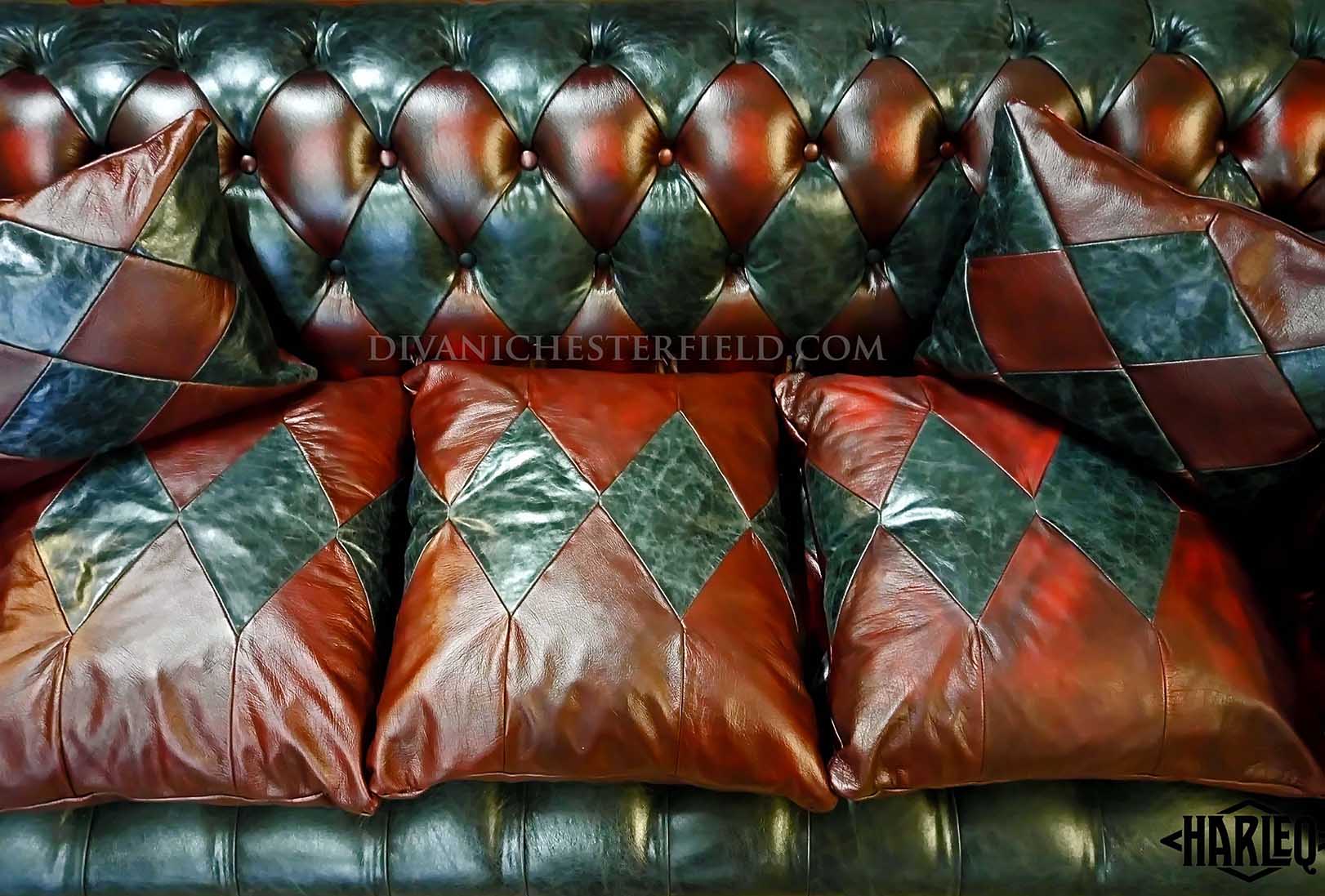 divano chesterfield originale nuovo pelle rossa e nera con cuscini 