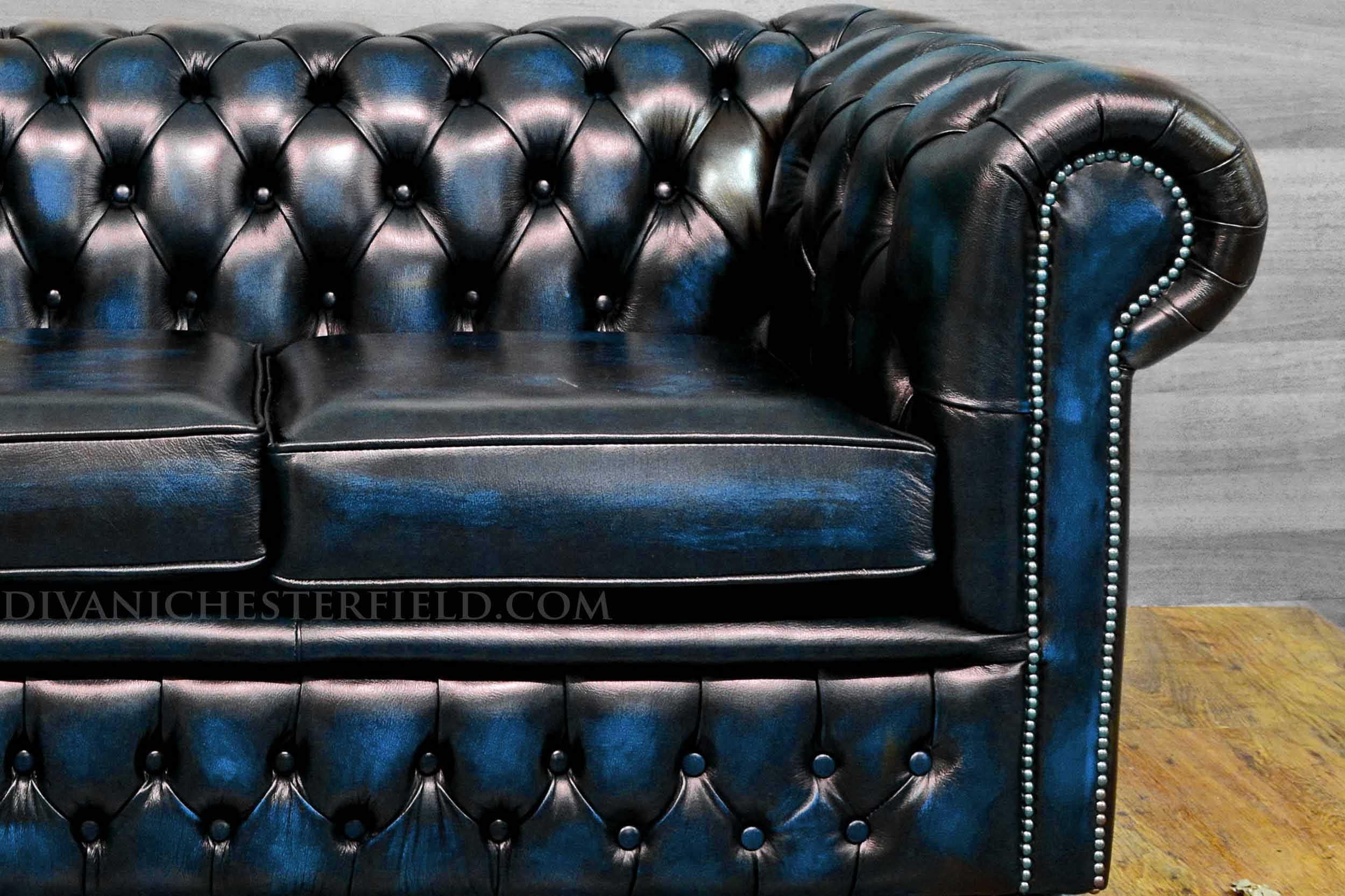 divano chesterfield pelle vintage blu