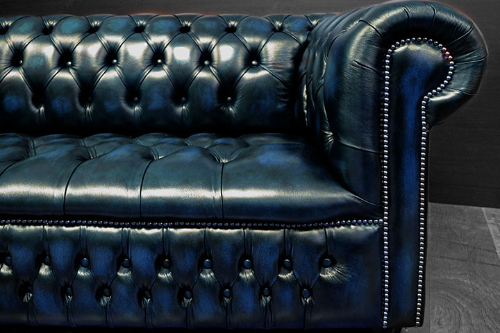 divano chesterfield blu bottoni seduta