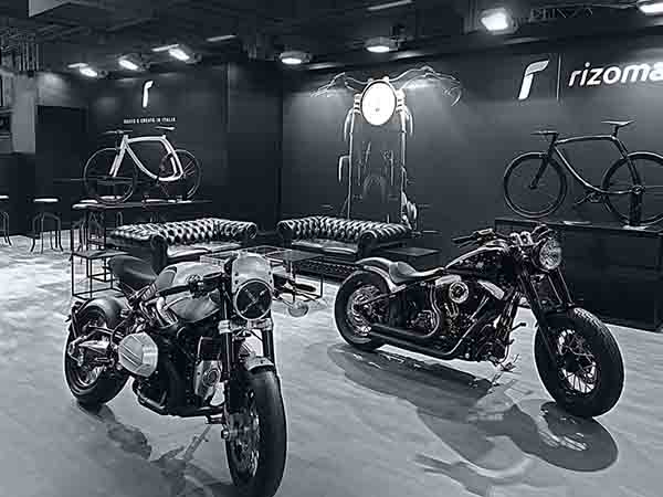 Divani Chesterfield Neri per Stand Rizoma - Custom Bike Show, Germania